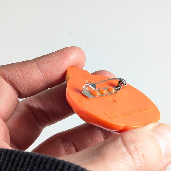 Vintage Laughing pumpkin Halloween brooch, plastic pumpkin pin made in Hong Kong - Picture 5 of 6